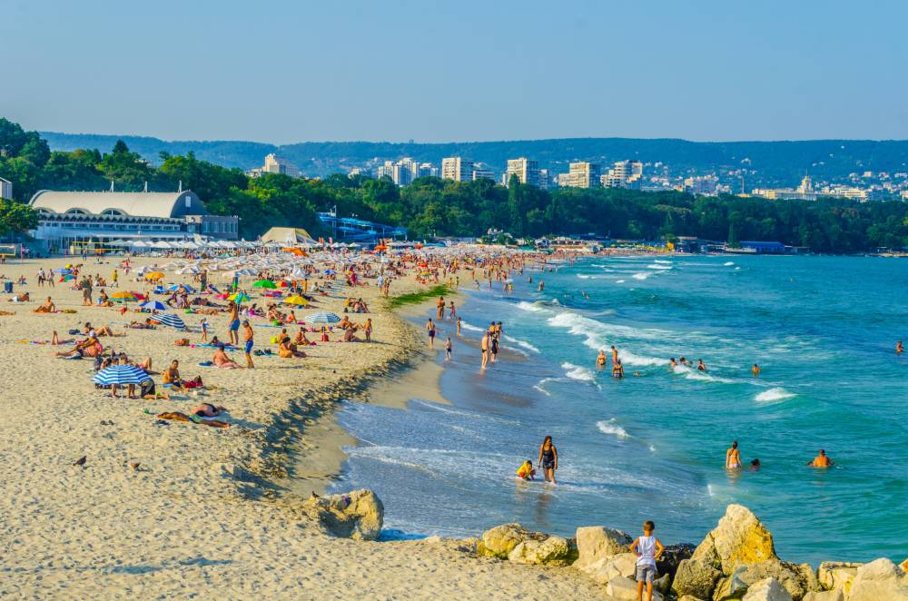 Хора почиват на плажа на Черно море в България