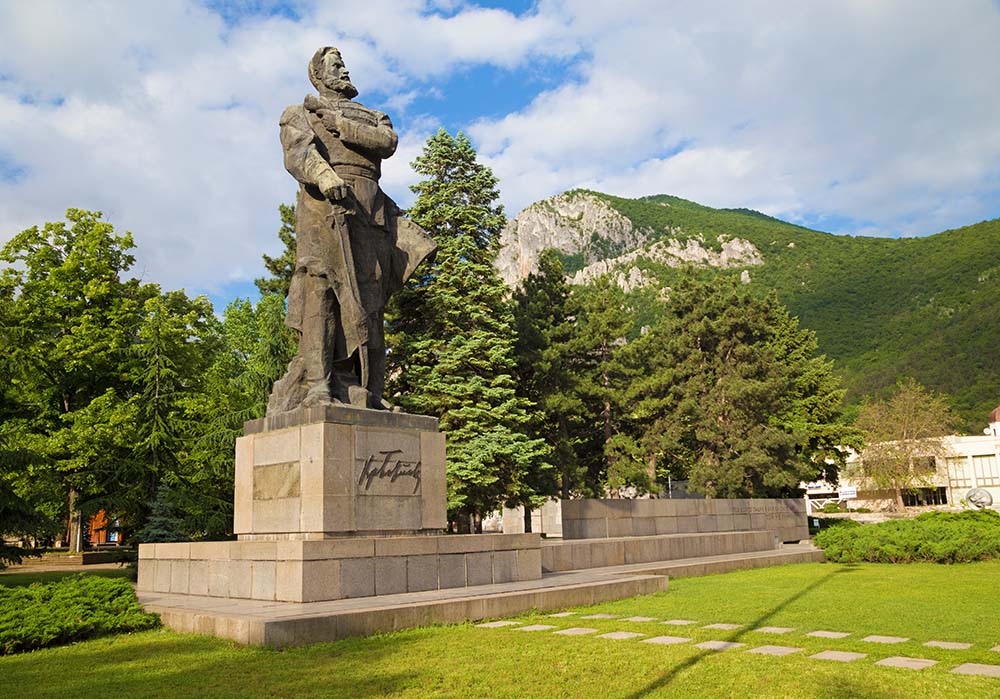 Паметник на Христо Ботев на постамент.