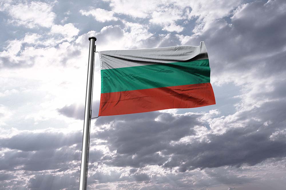 Българският флаг на фона на облачно небе.