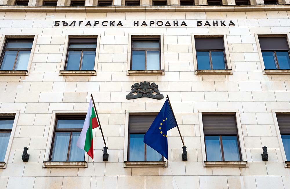 Основни български банки обслужващи кредитоискателите от ЕС Внушително класическо банково здание с флага на Европейския съюз представляващо основните български кредитни институции за гражданите на ЕС