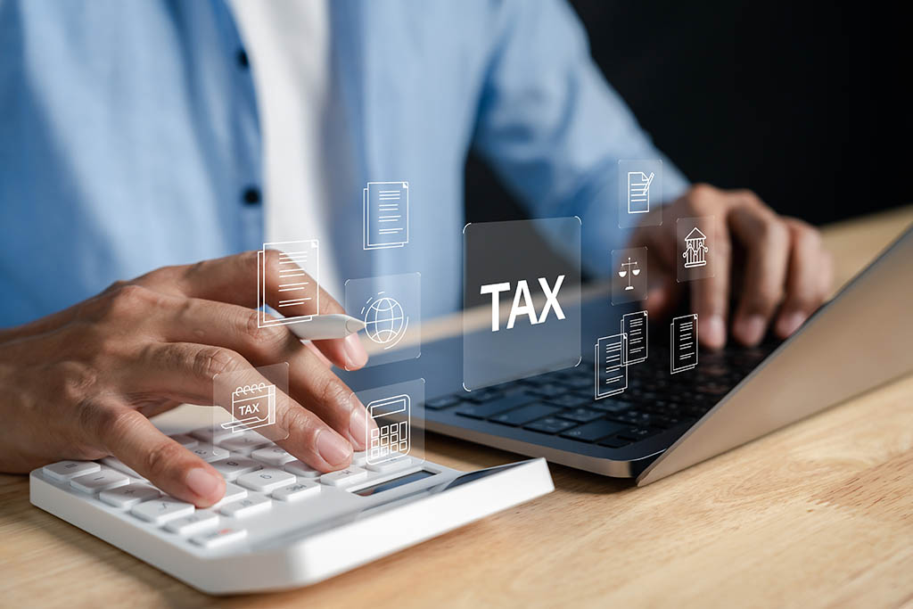 Человек использует калькулятор с надписью «TAX», показывая низкую ставку налога 10% в Болгарии